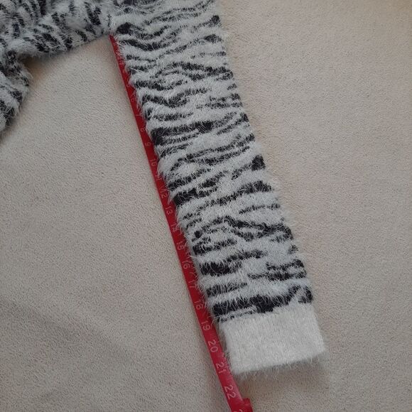 Mudd Fuzzy Zebra Print Sweater Plus Size XXL - Picture 8 of 8